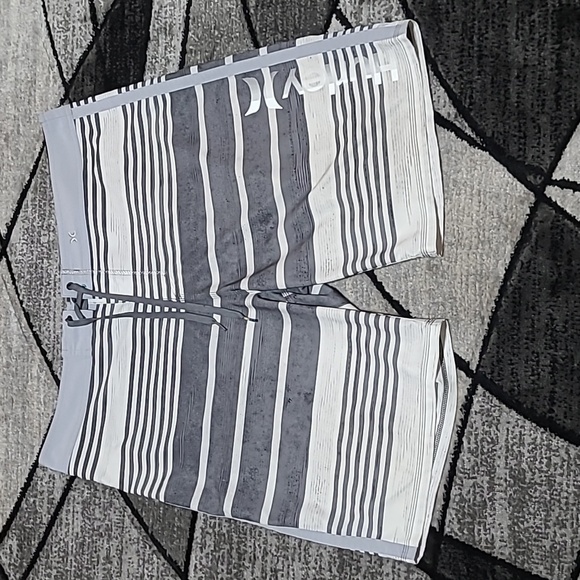 HURLEY PHANTOM GRAY & WHITE STRIPES ZIP-POCKET QUICK-DRY EVERYDAY BOARD SHORTS - Picture 1 of 14